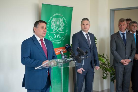 Kovács Péter polgármester beszédet mond.