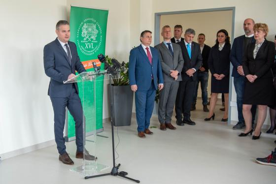 Dr. Sára Botond főispán beszédet mond.