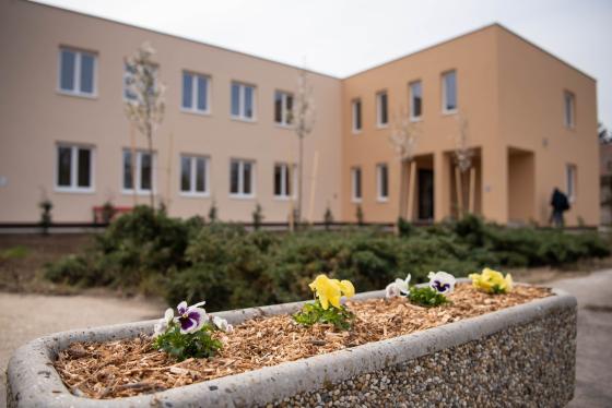 A felújított épület kívülről.