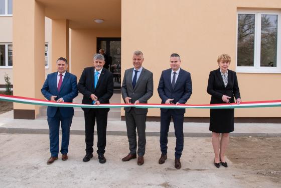 Kovács Péter polgármester, dr. György István államtitkár, Szatmáry Kristóf országgyűlési képviselő, dr. Sára Botond főispán és Horváthné dr. Kovács Angelika hivatalvezető átvágják a nemzeti színű szalagot