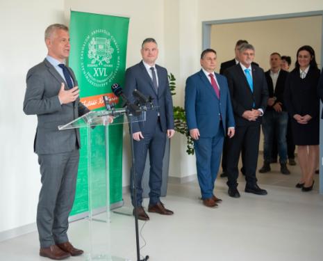 Szatmáry Kristóf országgyűlési képviselő beszédet mond.