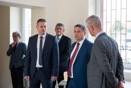 Vendégek bejárás közben.