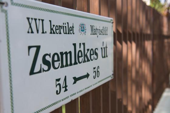 Zsemlékes út feliratú utcanévtábla