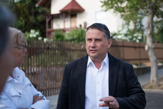 Kovács Péter polgármester a lakókkal beszélget