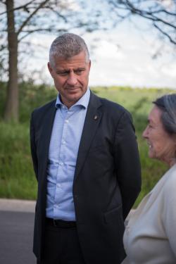 Szatmáry Kristóf országgyűlési képviselő a lakókkal beszélget