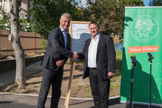 Szatmáry Kristóf országgyűlési képviselő és Kovács Péter polgármester kezet fog az átadó után