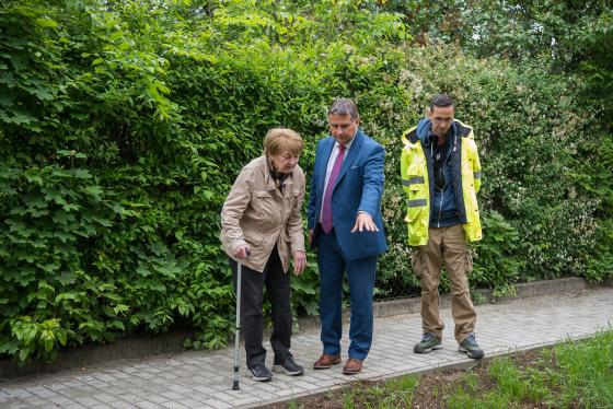 Kovács Péter polgármester a lakókkal vizsgálja az új utat.