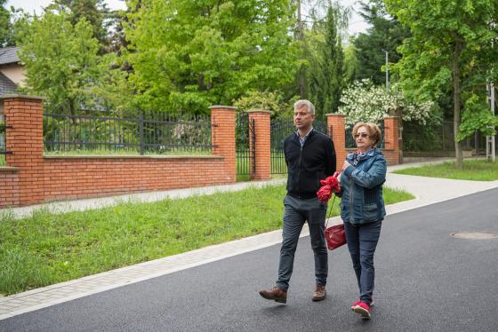 Szatmáry Kristóf a lakókkal vizsgálja az új utat.