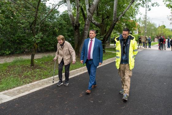 Kovács Péter polgármester a lakókkal vizsgálja az új utat.