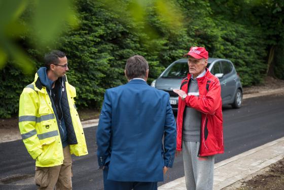 Kovács Péter polgármester a lakókkal vizsgálja az új utat.