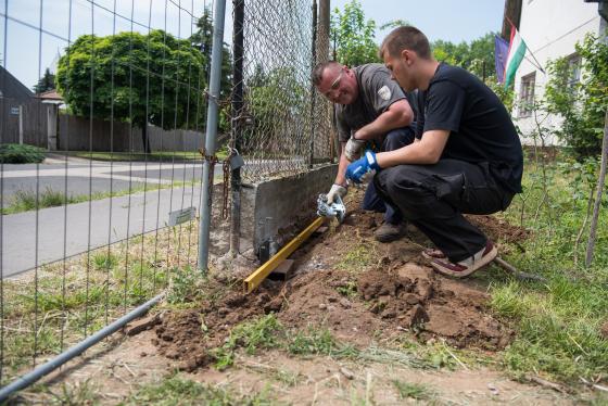 Dán diák segít a lengőkapu szerelésében.