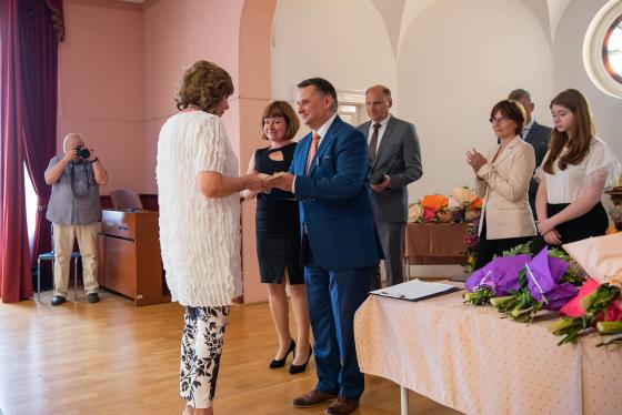 Kovács Péter polgármester átadja a díjat