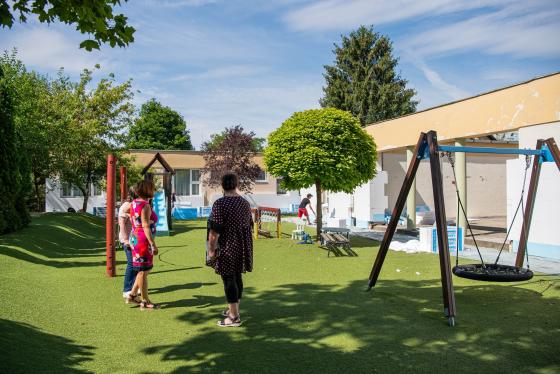 Ács Anikó alpolgármester szemlézi az elkészült munkát.