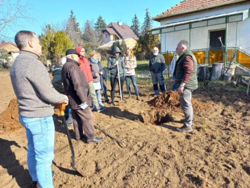 Ádám Attila István főkertész fa- és cserjeültetési tanácsadást tart az egybegyűlteknek.