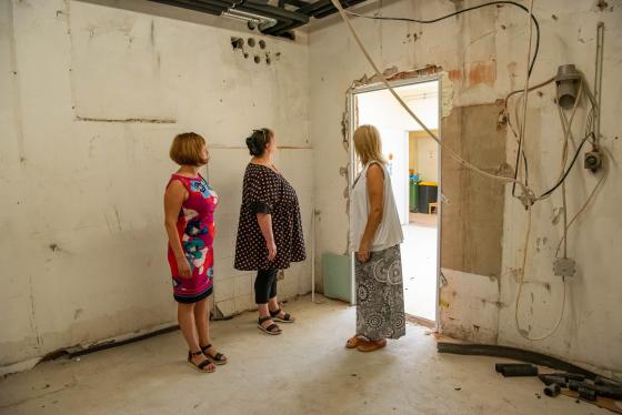 Ács Anikó alpolgármester szemlézi a munkálatokat az építkezésen.