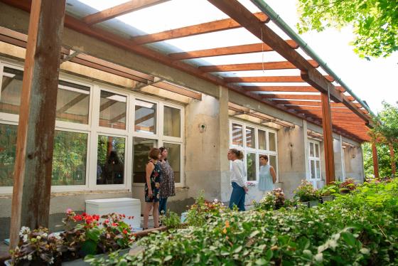 Ács Anikó alpolgármester szemlézi a munkálatokat az építkezésen.