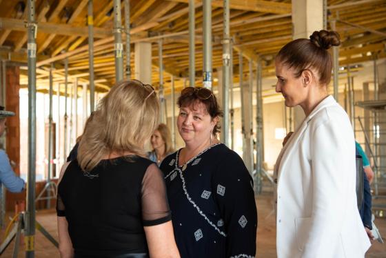 ünneplő jelenlévők