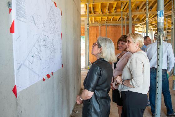 ünneplő jelenlévők