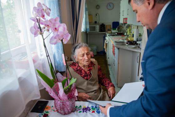 Kovács Péter polgármester köszönti Etelka nénit 95. születésnapja alkalmából.