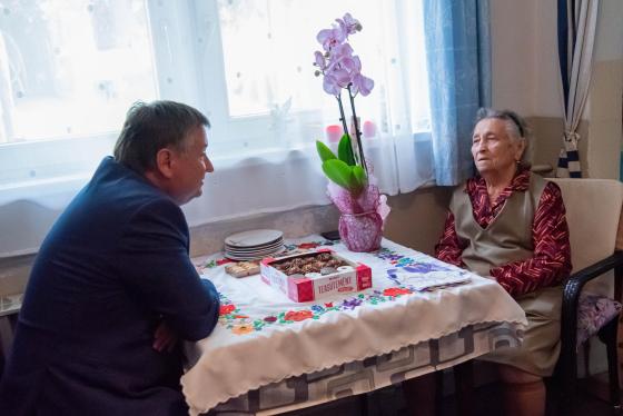 Kovács Péter polgármester köszönti Etelka nénit 95. születésnapja alkalmából.
