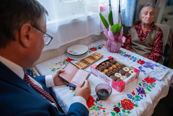 Kovács Péter polgármester köszönti Etelka nénit 95. születésnapja alkalmából.