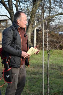 Ádám Attila a XVI. Önkormányzat főkertésze a metszés oktatáson