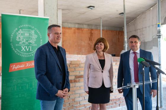 A kivitelező, valamint Ács Anikó alpolgármester és Kovács Péter polgármester