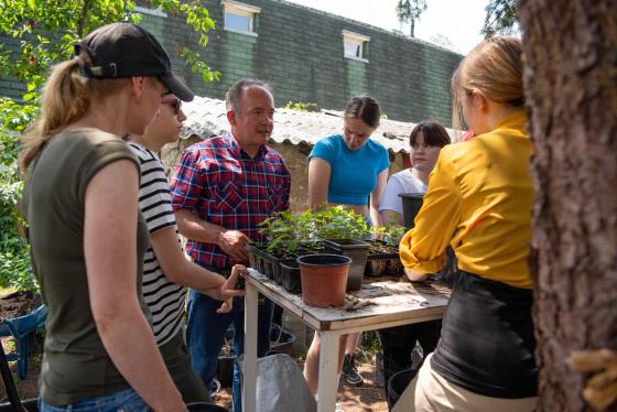 diákok ültetés közben