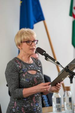 Paor Lilla díszpolgár felolvassa ismeretőjét