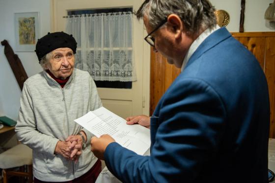 Marika néni és Kovács Péter polgármester levelet olvas