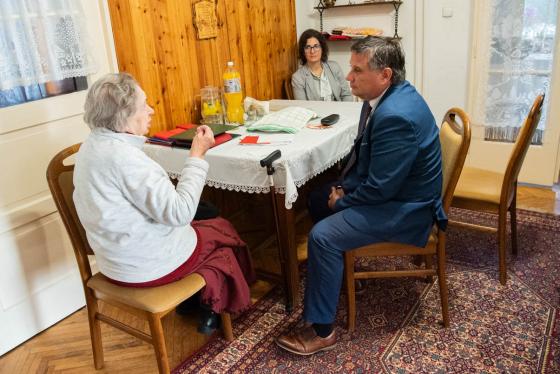 Marika néni és Kovács Péter polgármester, valamint a Hivatal munkatársa beszélgetnek