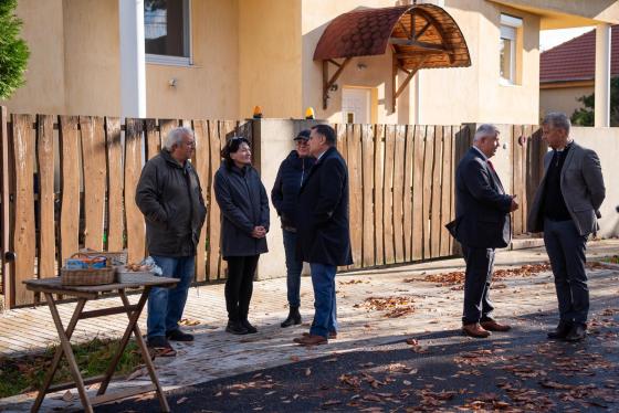 Kovács Péter polgármester a lakók gyűrűjében.