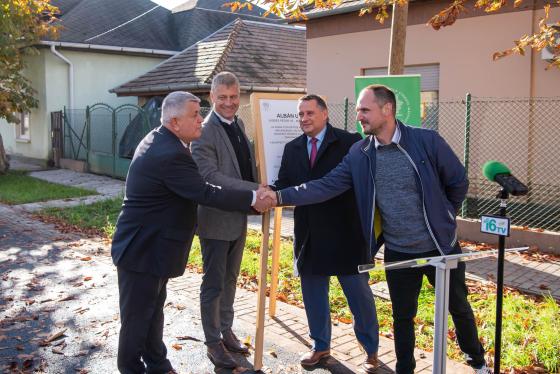 Kovács Péter polgármester, Szatmáry Kristóf országgyűlési képviselő és Vass Pál területi képviselő köszönti Albánia tiszteletbeli konzulját.