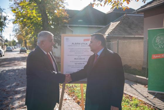 Kovács Péter polgármester köszönti Albánia tiszteletbeli konzulját.