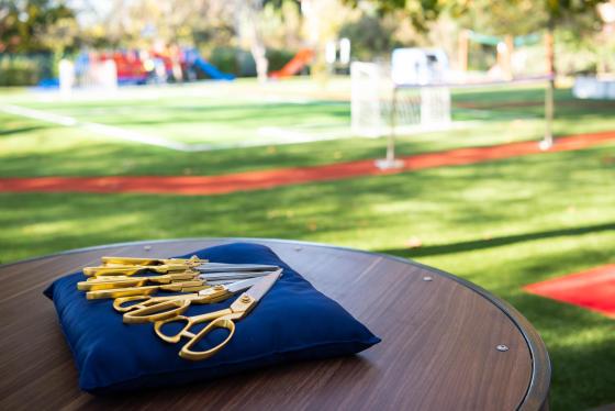 Az ollók, melyekkel a nemzeti színű szalagokat vágták át