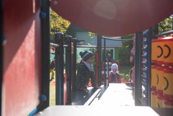 Hangulatkép a játszó óvodásokról az új udvaron