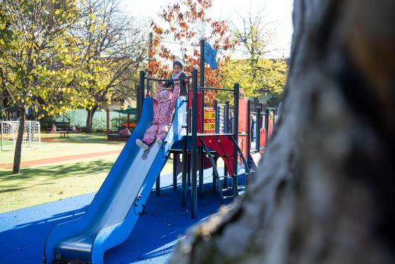 Hangulatkép a játszó óvodásokról az új udvaron