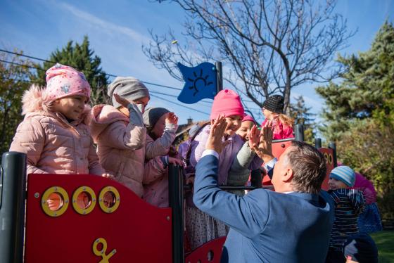 Kovács Péter polgármester játszik a gyerekekkel az udvaron