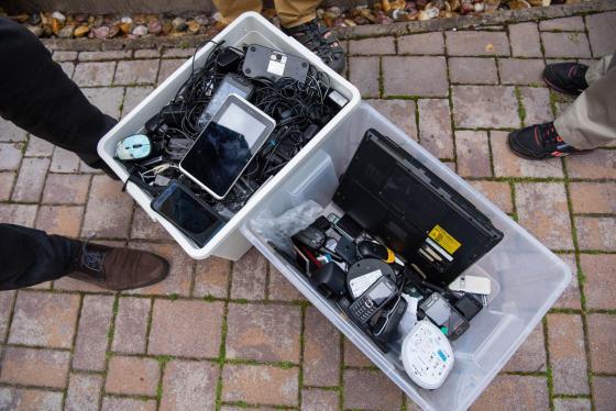 Az összegyűjtött mobileszközök.