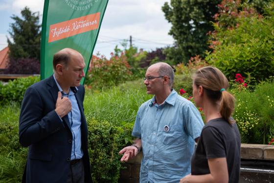 Szász József alpolgármester átadja az összegyűjtött mobileszközöket a Jane Goodall Intézet önkénteseinek.