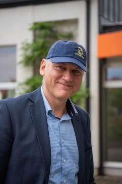 Szász József alpolgármester a Jane Goodall Intézet sapkájában.