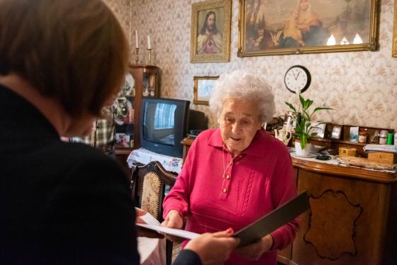 emléklap átaadása