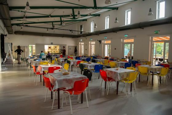 Az önkormányzati napközis tábor ebédlője.