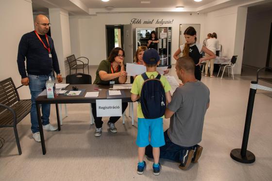 Regisztrálók az önkormányzati napközis táborra.