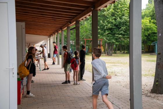 Az önkormányzati napközis tábor verandája.