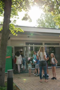 Regisztrálók az önkormányzati napközis táborra.