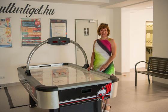 Ács Anikó alpolgármester egy léghokipálya mellett.