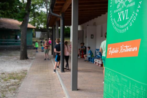 Az önkormányzati napközis tábor verandája.