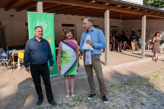 Kovács Péter polgármester, Ács Anikó alpolgármester és Szász József alpolgármester megnyitja az önkormányzati napközis tábort.