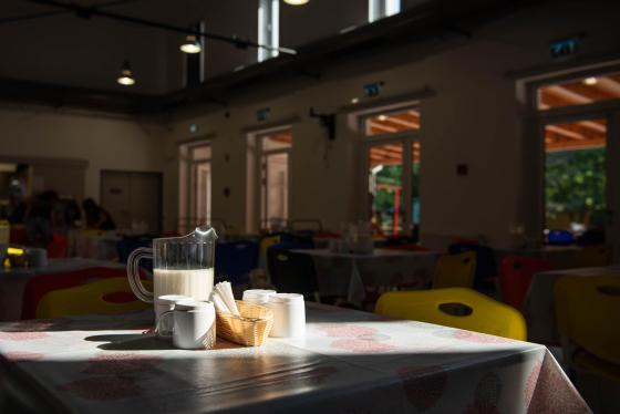 Életkép az önkormányzati napközis tábor ebédlőjéről.